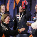 Queen Sonja presented awards during the ceremony after the ski jumping, teams large hill. (Photo: Tor Erik Schrøder / Scanpix)
